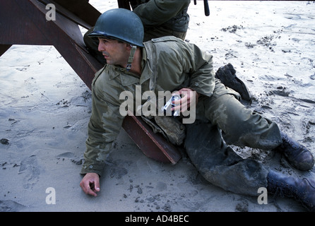 Riproduzione famoso fotografo di guerra Robert Capa in Discovery Channel film: 'ritorno in Normandia' con Tom Brokaw Foto ©Julio Etchart Foto Stock