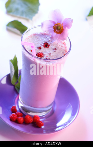 Lampone bere con il fiore Foto Stock