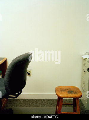 Due sedie in un ufficio Foto Stock