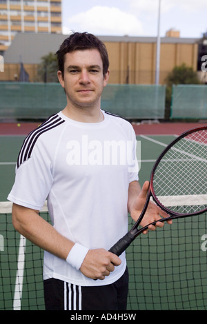 Un giocatore di tennis in piedi sulla corte Foto Stock