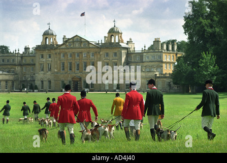 FOX HOUNDS SULLA PORTA A THE BEAUFORT HUNT GLOUCESTERSHIRE FESTIVAL DI CACCIA UK A BADMINTON HOUSE SOUTH GLOUCESTERSHIRE REGNO UNITO Foto Stock