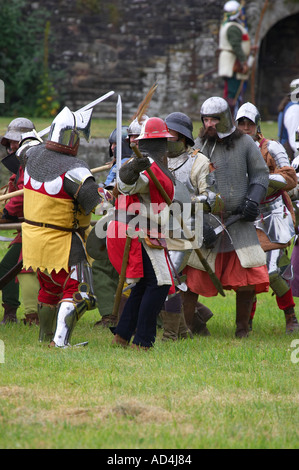 Simulazione di battaglia medievale essendo attuata a giostra festival, Berkeley Castle, Gloucestershire, England Regno Unito Foto Stock