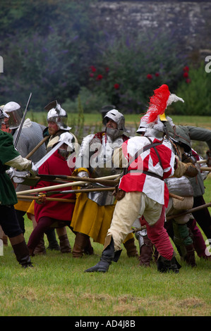 Simulazione di battaglia medievale essendo attuata a giostra festival, Berkeley Castle, Gloucestershire, England Regno Unito Foto Stock