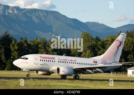 Boeing 737 600 Tunisair dalla Tunisia in Nord Africa in atterraggio a Lubiana Joze Pucnik airport, Brnik, Slovenia Foto Stock