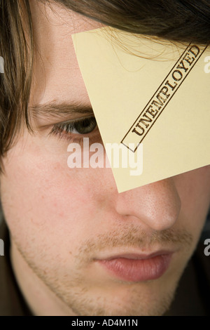 Un uomo con un adesivo nota sulla sua fronte timbrata "Disoccupati" Foto Stock