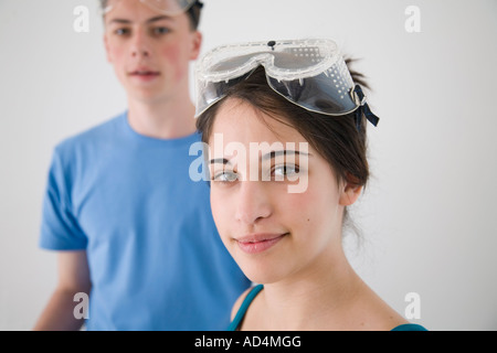 Due adolescenti che indossa gli occhiali di protezione Foto Stock