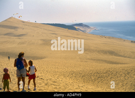 La Teste de Buch Aquitane Francia Dune du Pyla famiglia sulla sommità della duna e parapendii più alte dune di sabbia in Europa Foto Stock