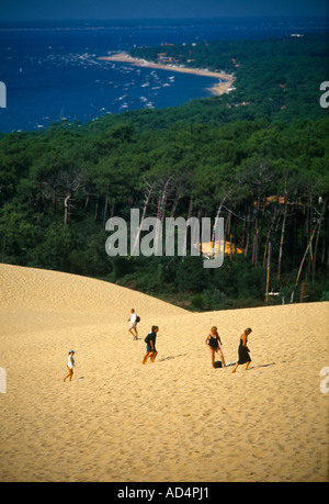 La Teste de Buch Aquitane Francia Dune du Pyla la gente camminare sulla sommità della duna Foresta delle Landes e bacino d'Arcachon Foto Stock