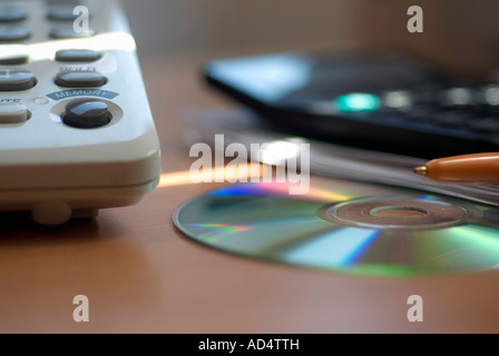 Dettaglio di un telefono, CD, penna e calcolatrice su una scrivania Foto Stock