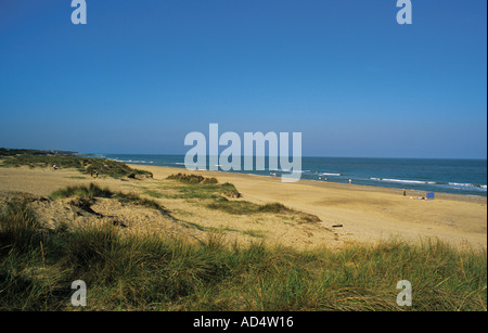 Caister lunga vasta spiaggia di sabbia sostenuta da laminazione alte dune di sabbia a nord di Great Yarmouth Norfolk meridionale Foto Stock