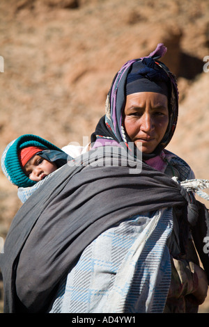 Berber Lady e Baby, Todra Gorge, Marocco Foto Stock