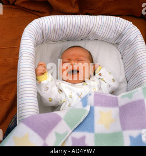 Baby girl gridando 4 settimane vecchio riflesso di Moro Foto Stock