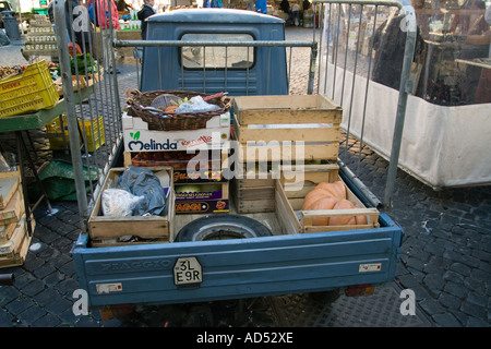 Roma Italia strada del mercato di Campo dei fiori con verdura bancarelle e venditori di cibo Ape car caricato fino a Foto Stock