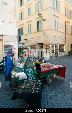 Roma Italia strada del mercato di Campo dei fiori con verdura bancarelle e venditori di cibo Foto Stock