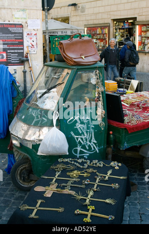 Roma Italia strada del mercato di Campo dei fiori con verdura bancarelle e venditori di cibo Foto Stock