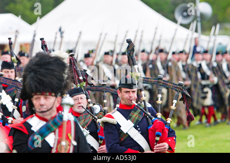 Atholl Montanari pipe band e di soldati che marciano passato duca di Atholl a 2006 raccolta di giochi delle Highland Foto Stock