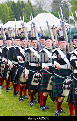 Atholl Montanari marching passato duca di Atholl a 2006 raccolta di giochi delle Highland Foto Stock