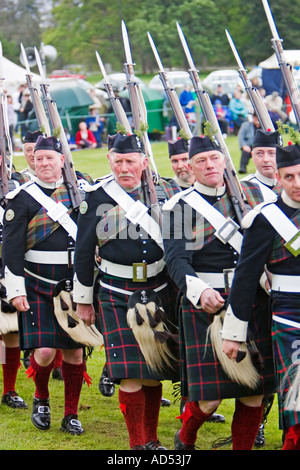 Atholl Montanari marching passato duca di Atholl a 2006 raccolta di giochi delle Highland Foto Stock