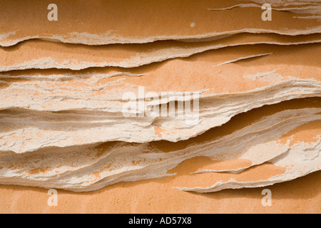 Close up di roccia e sabbia texture, deserto del Sahara in rotta per Gilf Kebir, Egitto. Foto Stock