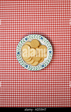 Plain biscuits on a red and white chequered table cloth 2 Foto Stock