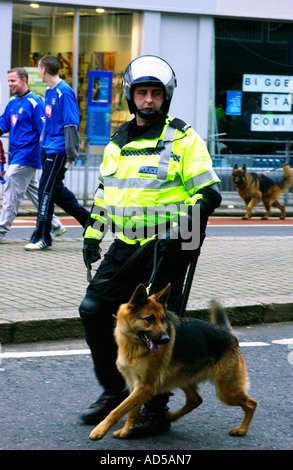 Gestore di polizia e cane in sommossa dentata di comando i tifosi di calcio a livello locale derby Southampton v Portsmouth Foto Stock