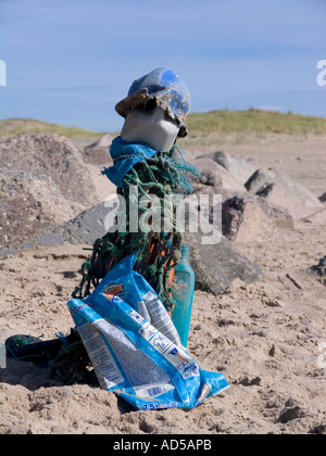 La bambola o spaventapasseri realizzati dal garbage lavato una shore westcoast dello Jutland in Danimarca Testamonial dell'inquinamento degli oceani Foto Stock