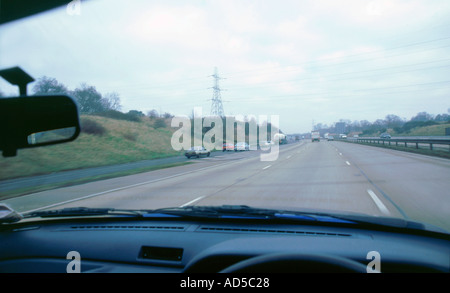 Conducente s vista da auto sulla M27 Foto Stock