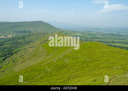 Visualizza in basso i draghi Back in black montagne vicino Pengenffordd Powys South Wales UK guardando in direzione di Mynydd Troed e Pen y Fan Foto Stock