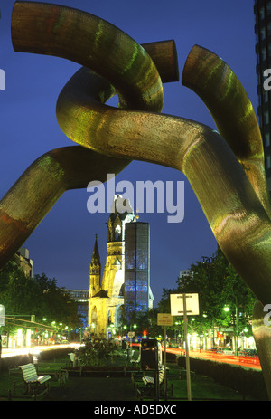 Kaiser Wilhelm Memorial Church rovina la notte vista da sotto il monumento di Berlino Berlin Brandenburg Germania Foto Stock