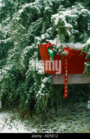 Rosso di grandi dimensioni cassetta postale con regalo di Natale e la decorazione da cedro innevato, Missouri USA Foto Stock