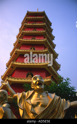 Un Buddha gioioso al Tempio del Buddha di 10000 in Shatin, Hong Kong, nuovi territori Foto Stock