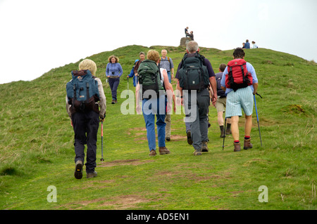 Visite guidate a piedi gruppo sul sentiero al vertice di Skirrid Fawr la santa montagna vicino a Abergavenny Monmouthshire South Wales UK Foto Stock