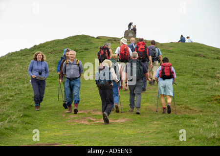 Visite guidate a piedi gruppo sul sentiero al vertice di Skirrid Fawr la santa montagna vicino a Abergavenny Monmouthshire South Wales UK Foto Stock