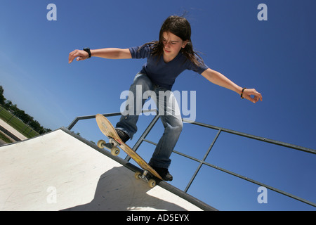 La ragazza lo skateboard su una rampa verticale Foto Stock