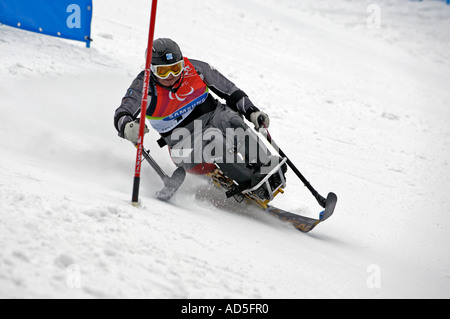 Tatsuko Aoki del Giappone per la sua prima corsa in Womens Sci Alpino Slalom seduta la concorrenza Foto Stock