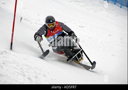 Tatsuko Aoki del Giappone per la sua prima corsa in Womens Sci Alpino Slalom seduta la concorrenza Foto Stock