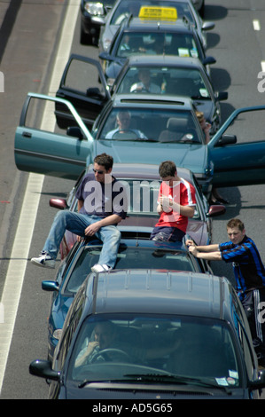 Autostrada chiusa a causa di un incidente con annoiato automobilista intrappolati in una lunga tailback congestione inquinamento persone cambiamento climatico Foto Stock