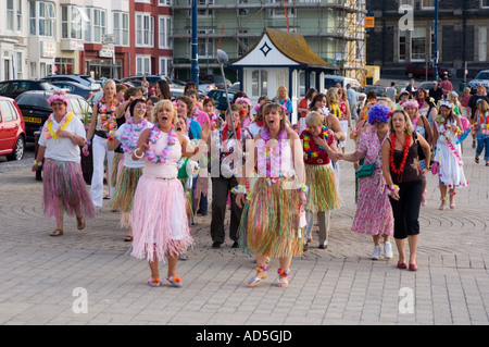 Le donne vestite di hula in stile Hawaiiano notte di gallina Aberystwyth Ceredigion West Wales UK Foto Stock