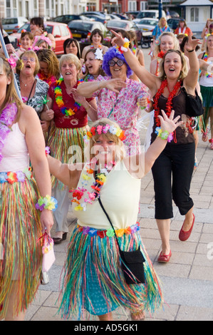 Le donne vestite di hula in stile Hawaiiano notte di gallina Aberystwyth Ceredigion West Wales Foto Stock