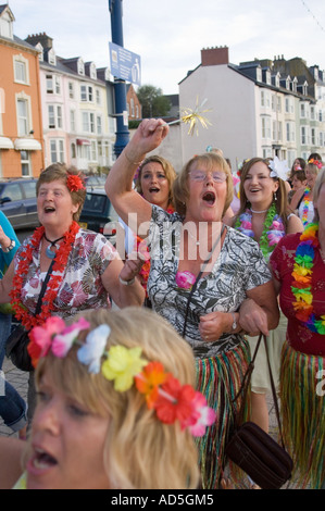 Le donne vestite di hula in stile Hawaiiano notte di gallina Aberystwyth Ceredigion West Wales UK Foto Stock