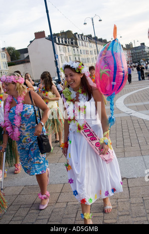 Sposa di essere amici e vestito di hula in stile Hawaiiano notte di gallina Aberystwyth Ceredigion West Wales UK Foto Stock