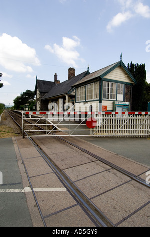 Chiusura di gate attraverso passaggio a livello e unica via treno alla stazione ferroviaria Caersws Powys Galles Centrale Foto Stock