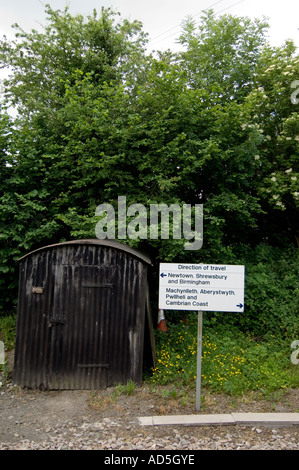 Digital signage e capannone nero Stazione ferroviaria Caersws Powys Galles Centrale Foto Stock