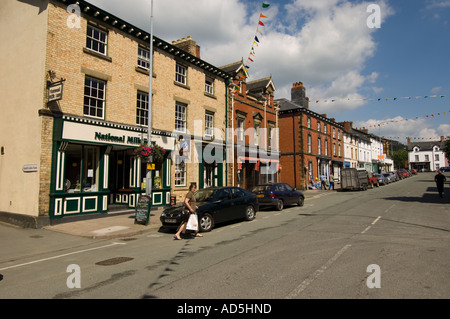 Strada principale e negozi Llanidloes Powys Galles Centrale Foto Stock