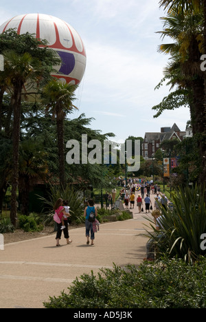 Due giovani donne, madre e figlio, figlia, passeggiando per Bournemouth Pleasure Gardens Dorset, England, Regno Unito in estate Foto Stock