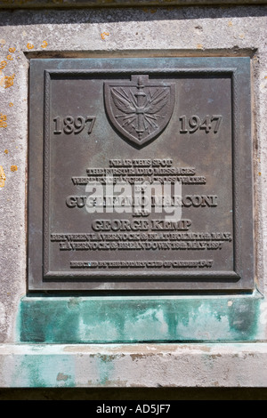 Targa che commemora i primi messaggi radio di Marconi scambiati attraverso l'acqua sul muro della chiesa di St Lawrences a Lavernock vicino Penarth Galles Regno Unito Foto Stock