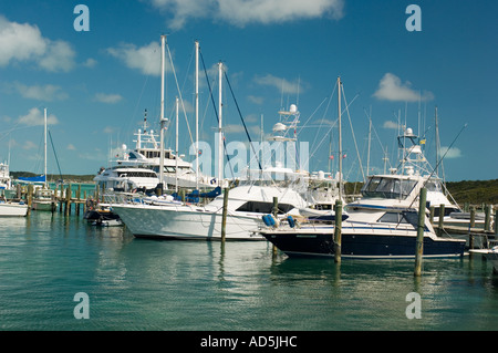 Maggiore EXUMA BAHAMA GEORGE TOWN barche a motore e yacht ormeggiati in Elizabeth Bay Marina Foto Stock