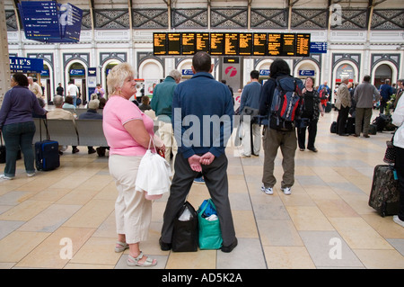 L'attesa la stazione di Paddington a Londra Foto Stock