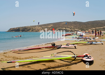 In orizzontale ampia angolazione di una spiaggia popolare tra i surfisti e kitesurfisti - proprie schede distesi sulla sabbia. Foto Stock