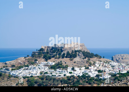 Orizzontale di vista in elevazione del villaggio di Lindos che mostra il tradizionale di piccole case bianche costruito sulla collina Foto Stock